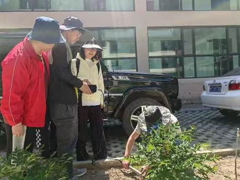 戴帽子的男人在街道邊站著低可信度描述已自動生成