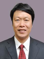 穿西裝的男人在微笑描述已自動生成