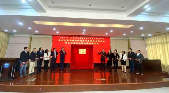嚴純華院士、李榮華研究員以及與會嘉賓共同為廣東省環境微生物工程技術研究中心-蘭州大學共建的“蘭州大學資源與環境專業學位博士研究生聯合培養基地”揭牌.jpg
